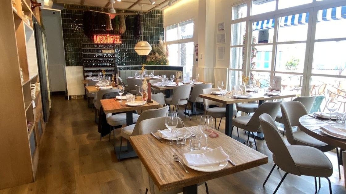 Salón comedor con mesas con altura adecuada y una correcta iluminación.