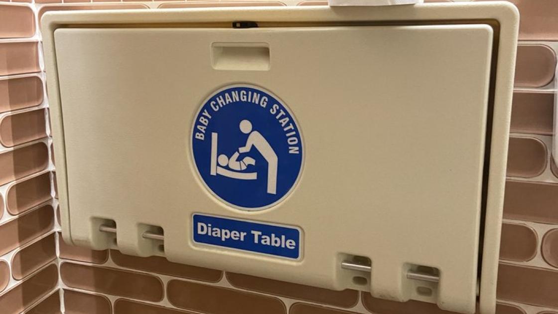 Cambiador para bebés en baños comunes.