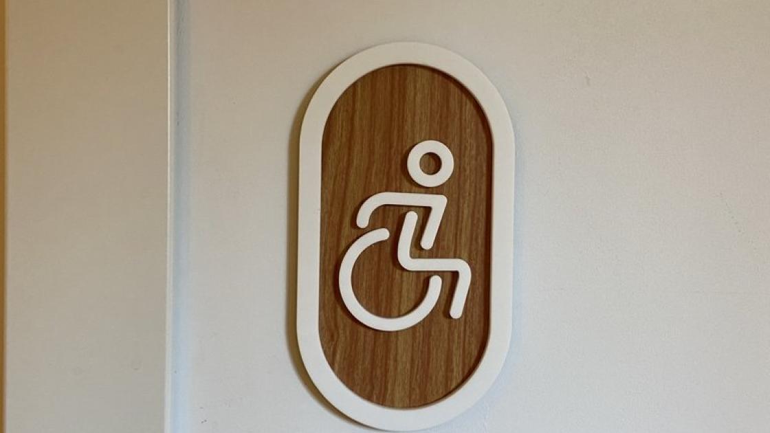 Señalización de baño adaptado común.