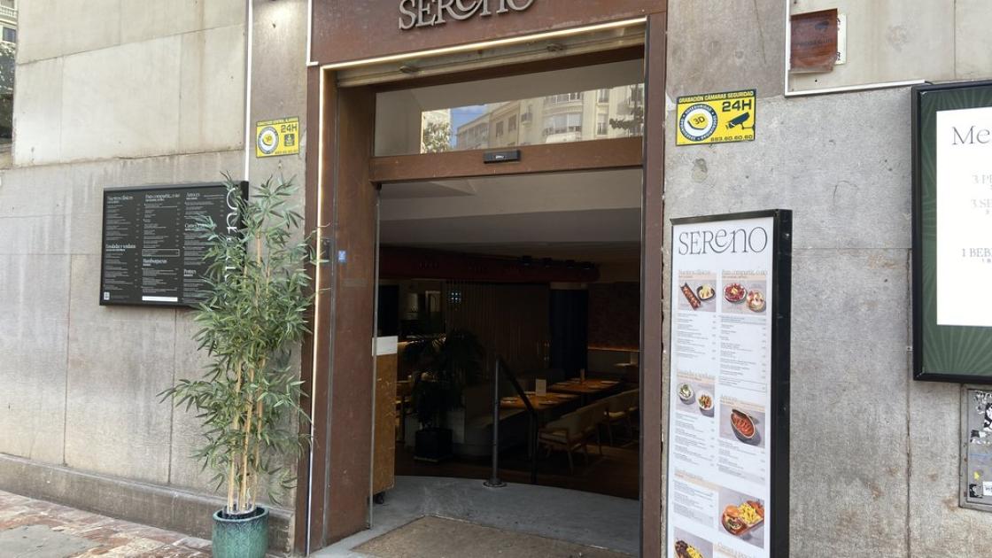 Main access to the establishment with automatic doors and proper exterior accessibility.