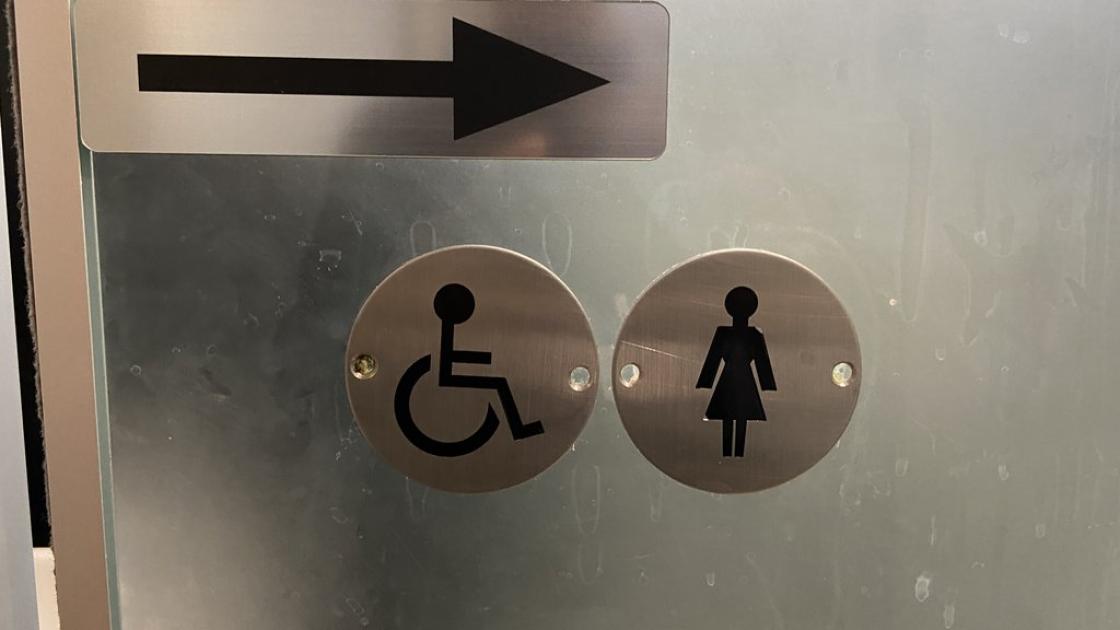 Signage direction adapted common bathrooms.