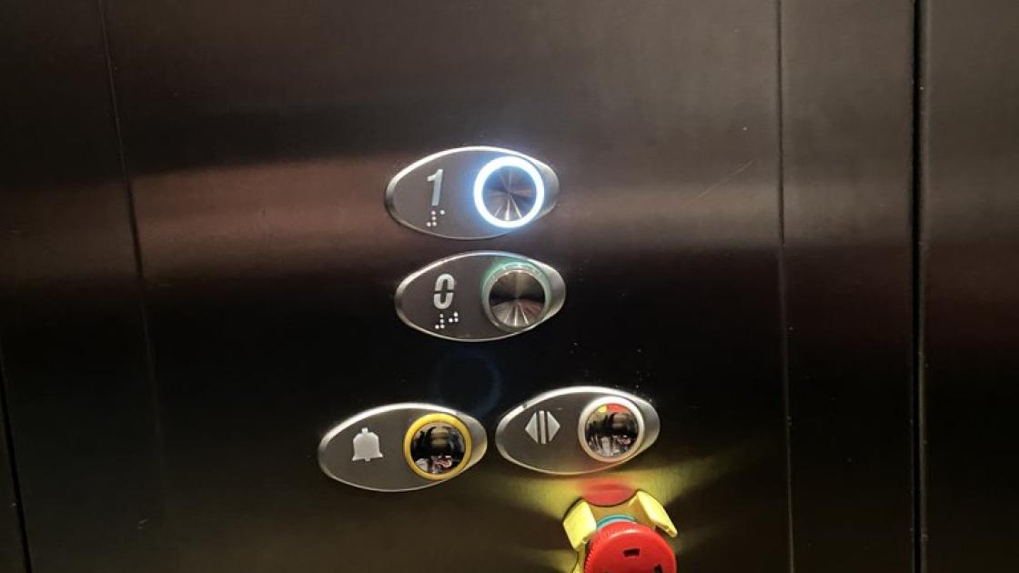 Ascensor accesible con botones en braille e iluminables.