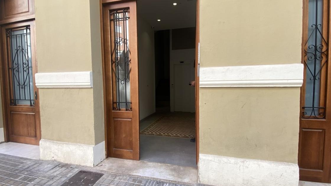 Accés principal a l'establiment amb una correcta accessibilitat exterior i portes batents.