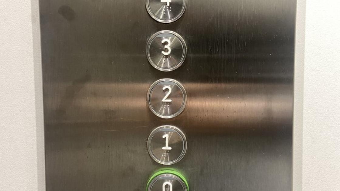 Ascensor accessible amb botons en braille i il·luminables.