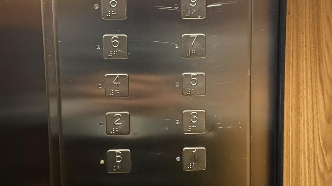 Ascensor accessible amb botons en braille i il·luminables.