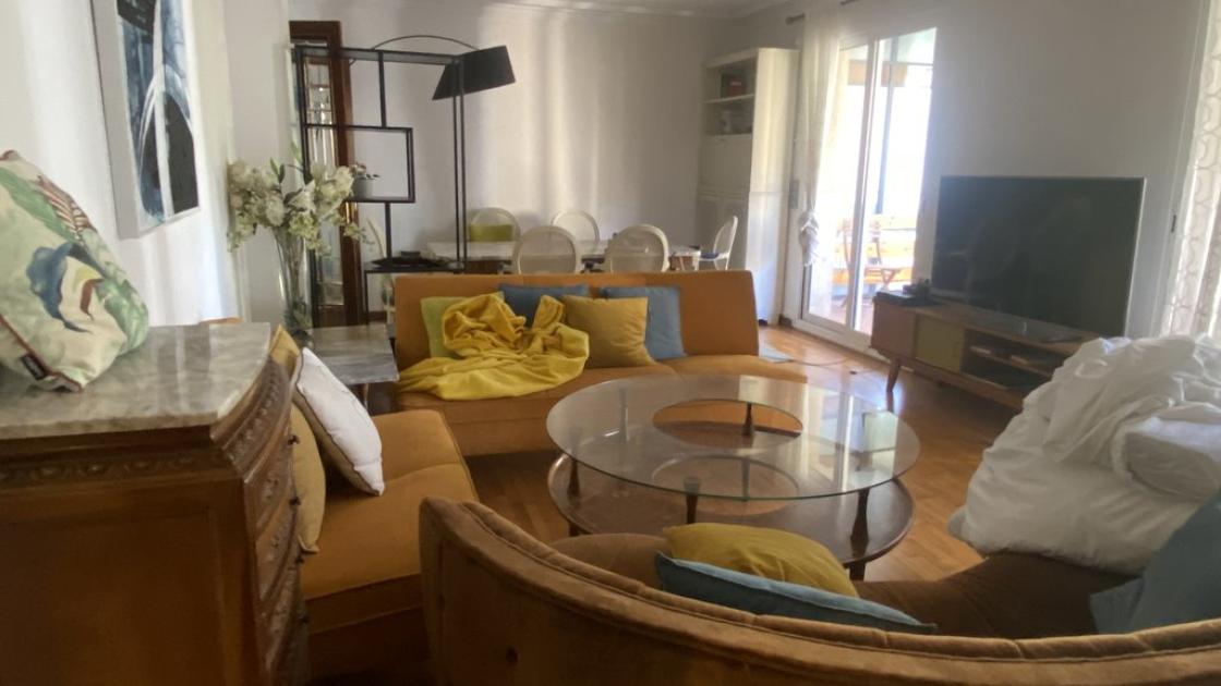 Saló ampli i accessible amb una correcta il·luminació.