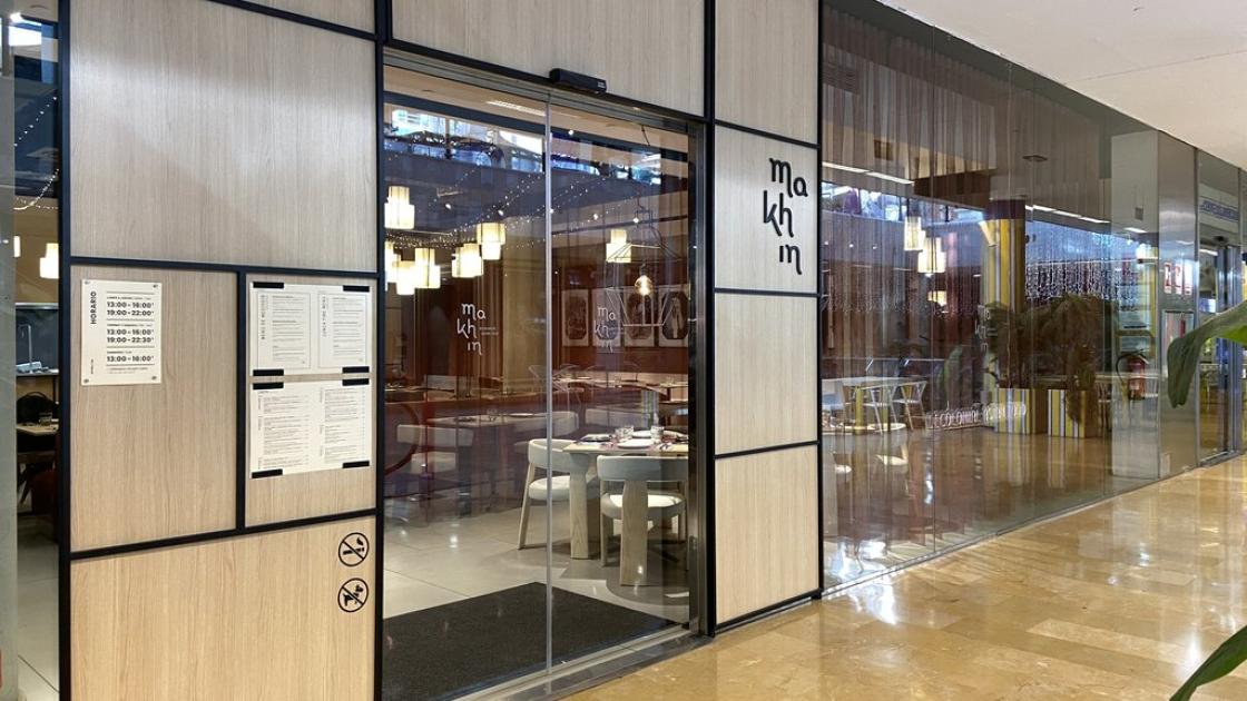 Main access to the establishment with automatic doors and adequate exterior accessibility.
