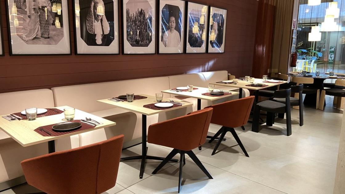 Accessible passage areas with great width, accessible tables with appropriate height and correct lighting.