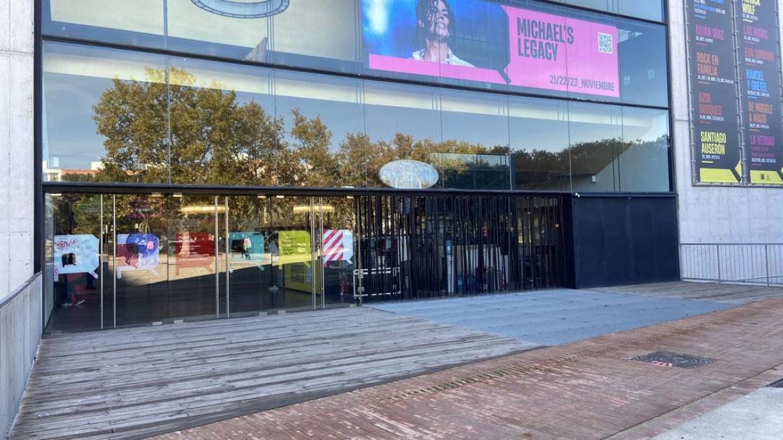 Main access to the establishment with swinging doors.