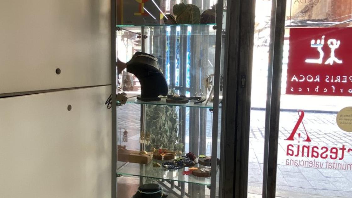 Vitrines a diferents altures amb una correcta il·luminació.
