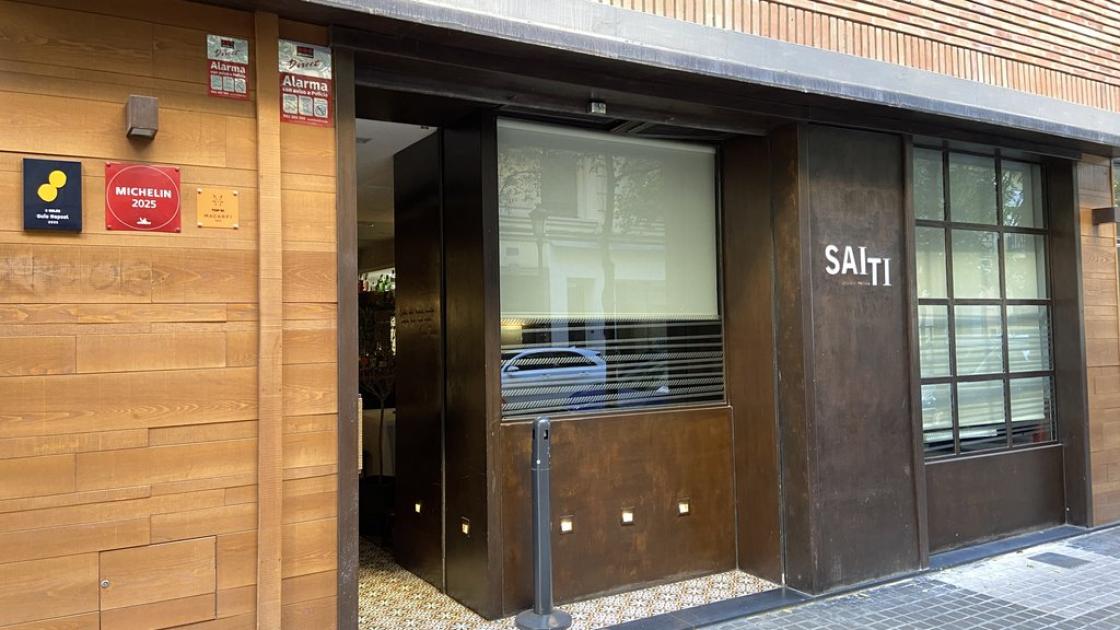 Main access to the establishment with swinging doors.