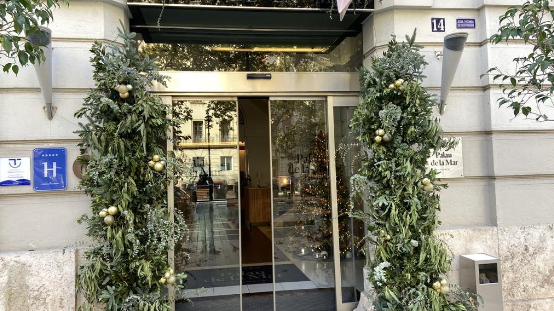 Main access to the establishment with automatic doors.
