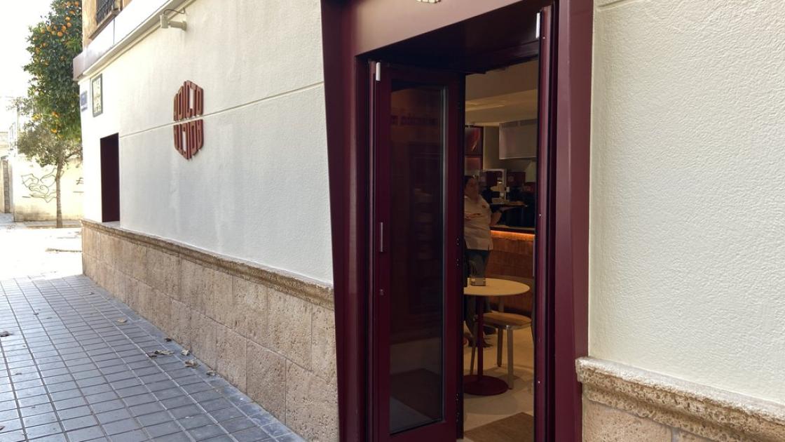 Accés principal a l'establiment amb portes batents i una correcta accessibilitat exterior.