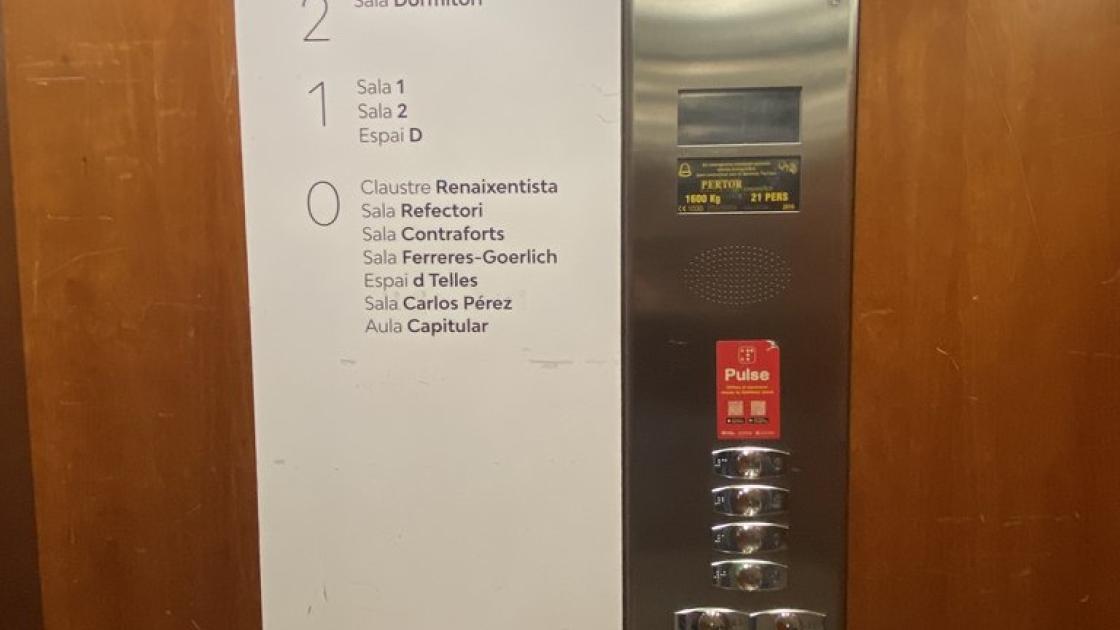 Ascensor accesible con botones en braille, botonera con altura adecuada y un panel informativo de los espacios por plantas.