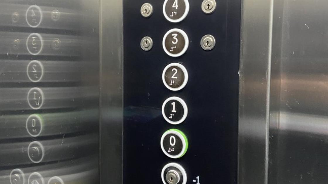 Ascensor accesible con botones en braille e iluminables.