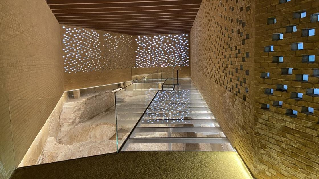 Espacio expositivo accesible con amplio pasillo y correcta iluminación.