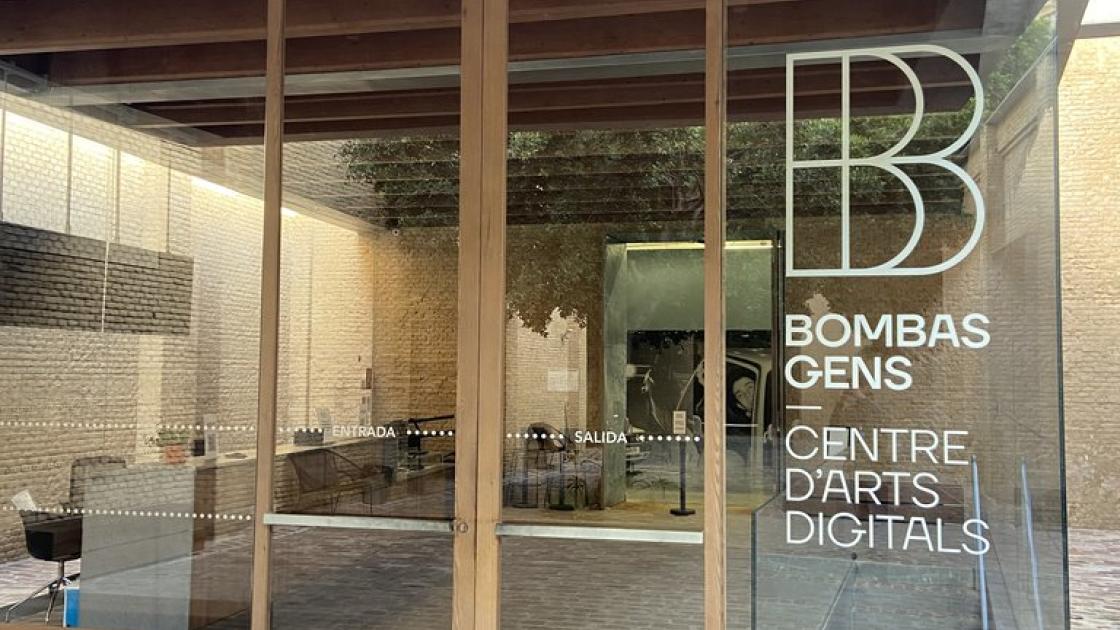 Portes automàtiques d'accés a l'espai expositiu.