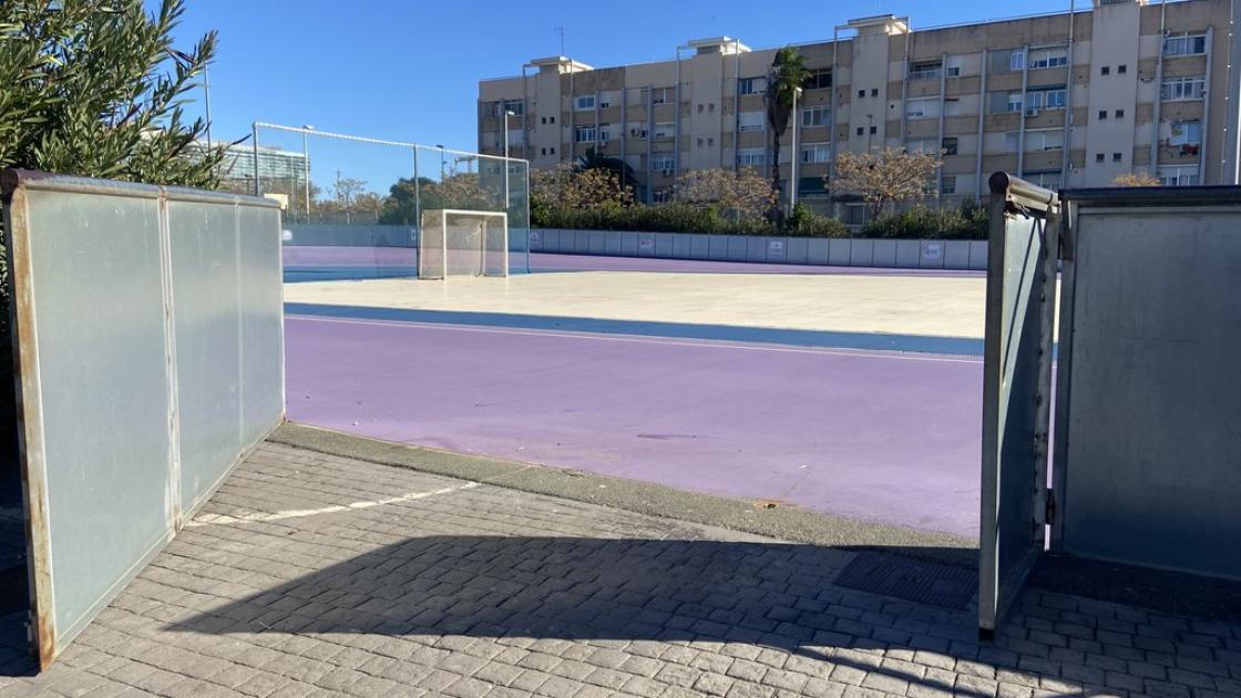 Acceso a pista velódromo accesible con amplio espacio para facilitar la movilidad.