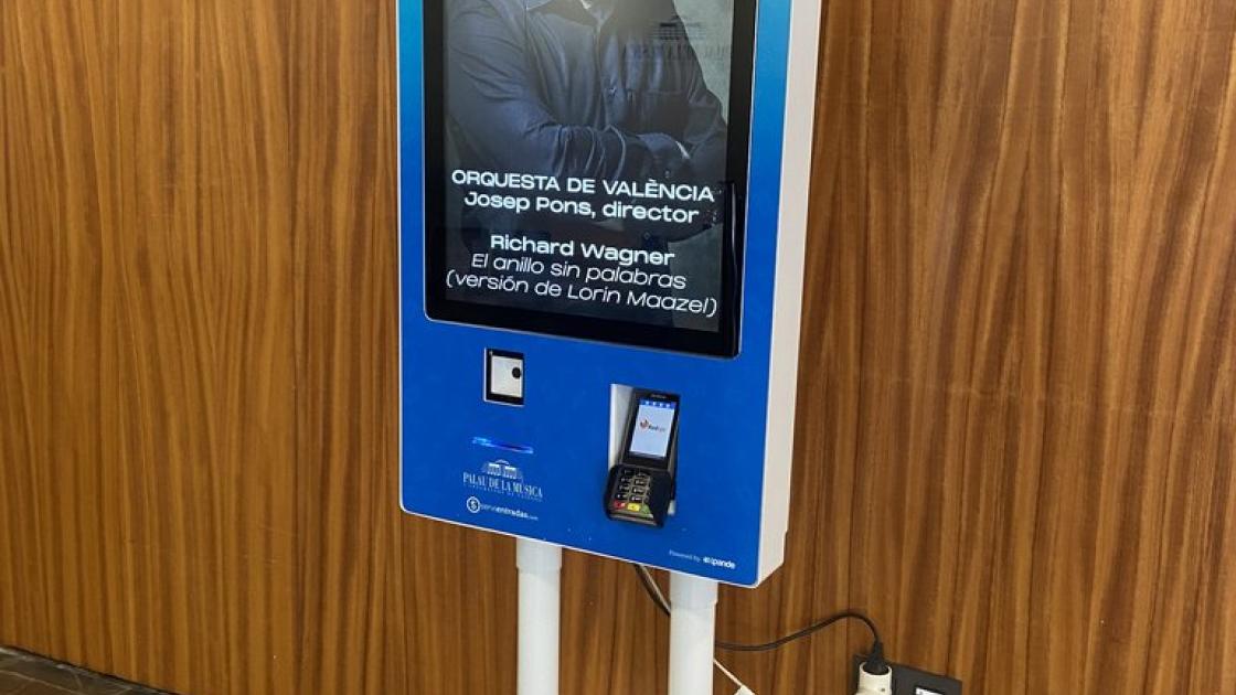 Tótem informativo de venta de entradas accesible con altura adecuada.