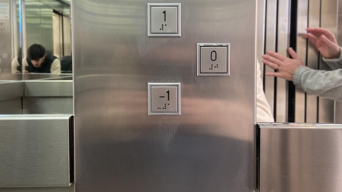 Ascensor accesible con botones braille e iluminables.