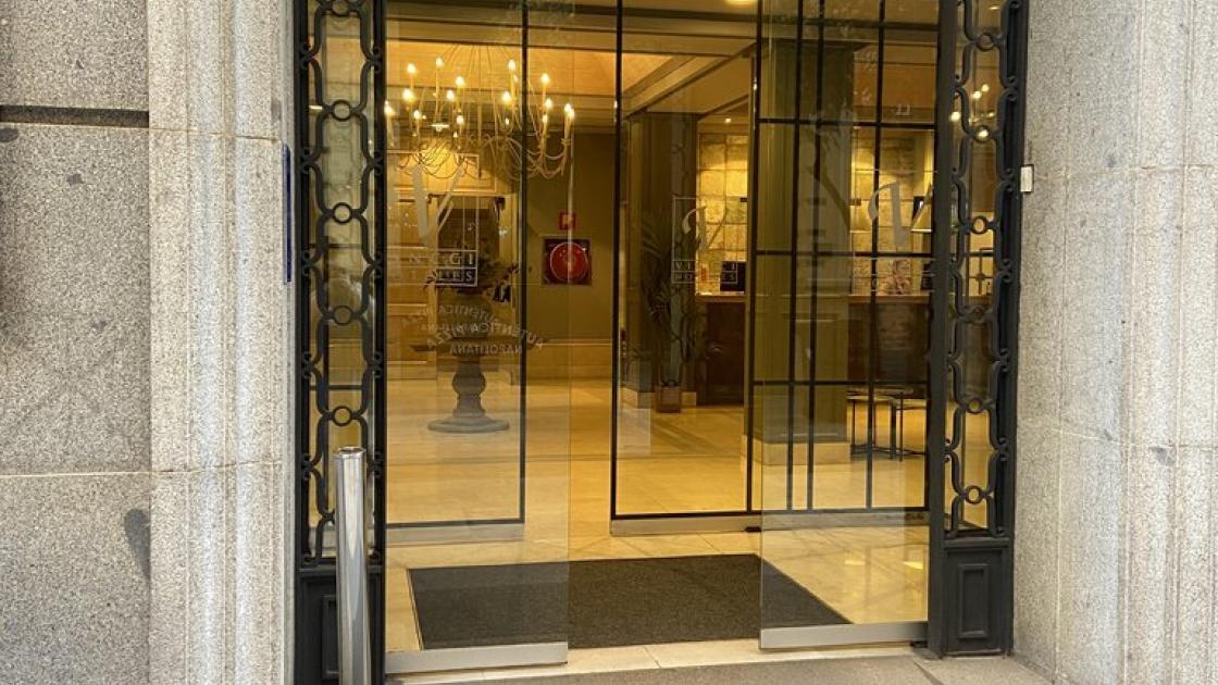 Accés principal a l'establiment amb portes automàtiques.