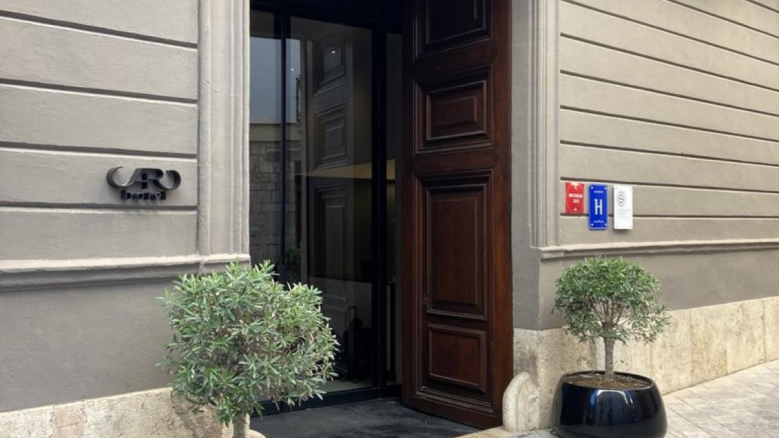 Acceso principal al establecimiento con puertas automáticas.
