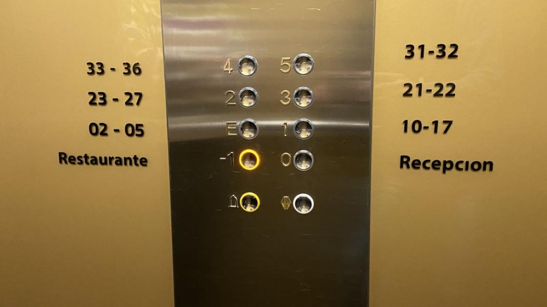 Ascensor accesible, preparado con botones en braille e iluminables, botonera con altura adecuada e indicación de espacios por plantas.