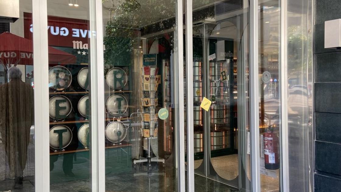 Main access to the establishment with automatic doors.