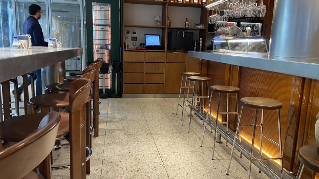 Dining room with accessible passage area and ample space to facilitate mobility.