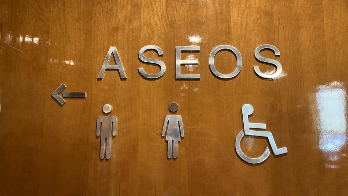 Signage direction adapted common bathrooms.