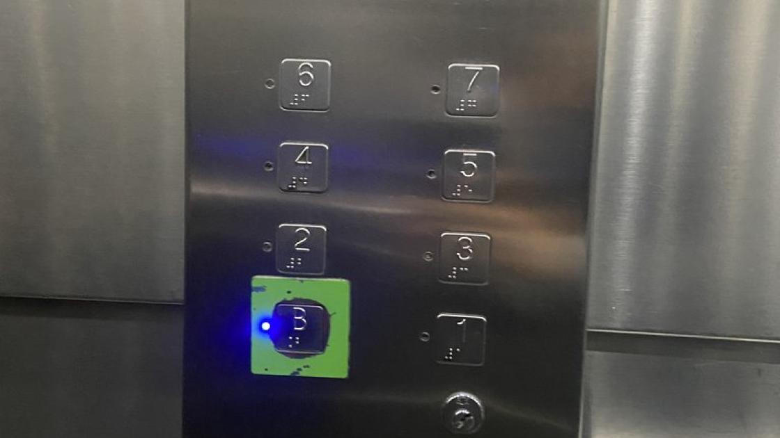 Ascensor accesible con botones en braille e iluminables.