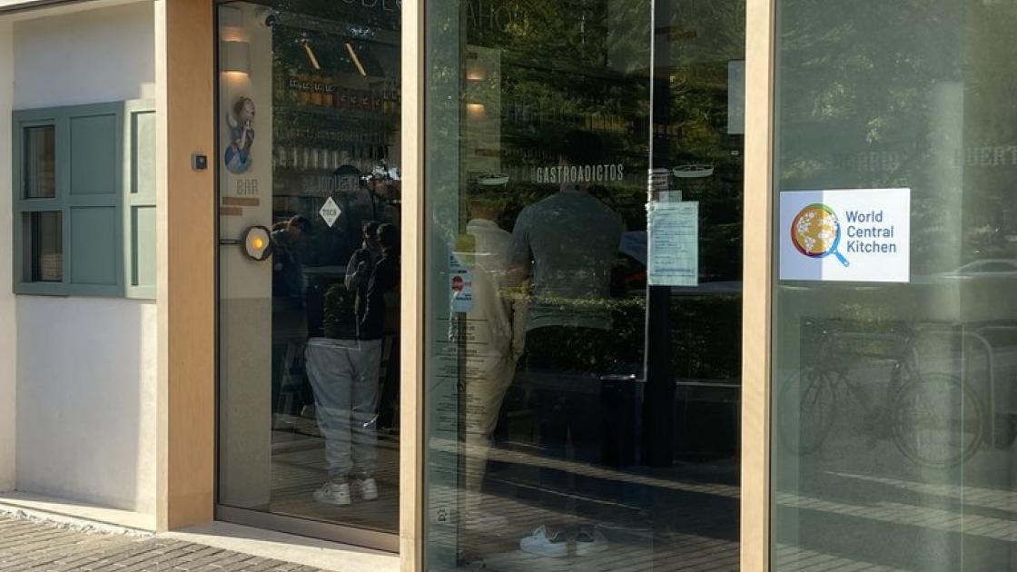 Main access to the establishment with automatic doors and proper exterior accessibility.