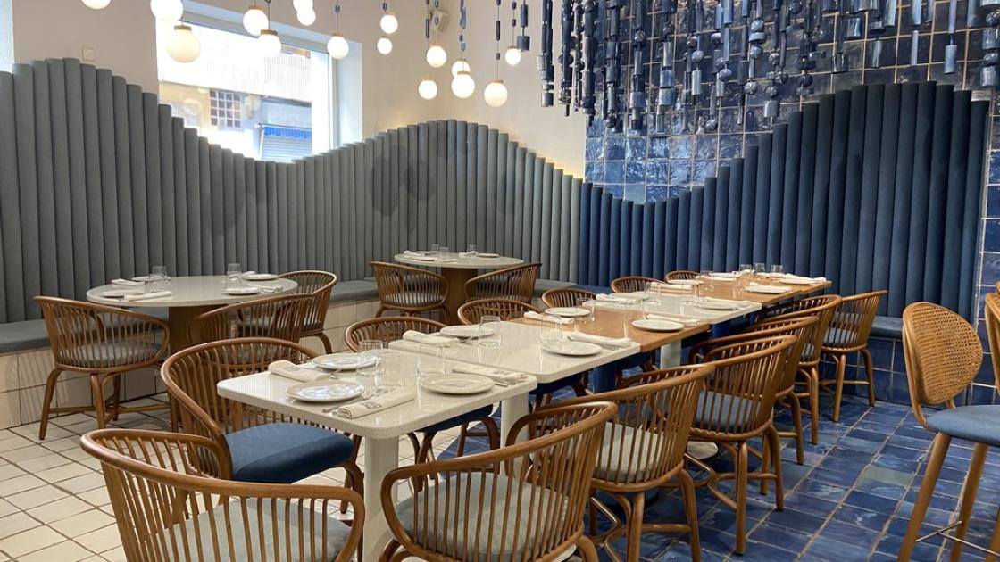 Salón comedor accesible, mesas accesibles con altura adecuada y una correcta iluminación.