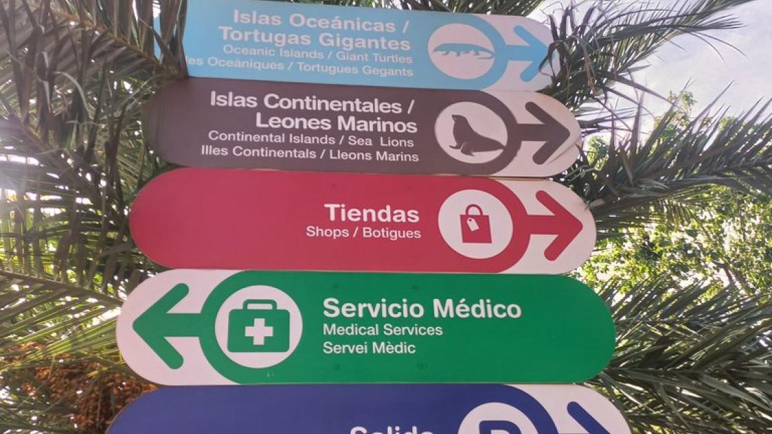 Indicadores direccionales durante el recorrido con código cromático vinculado al mapa ilustrado.