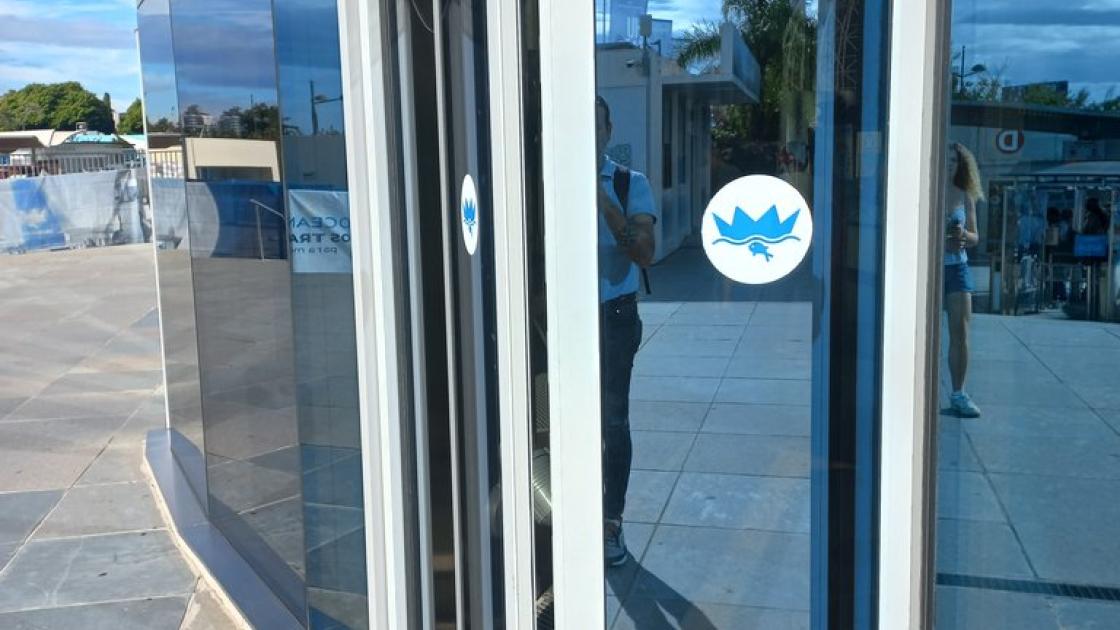 Acceso a través de puertas automáticas con anchura adecuada.