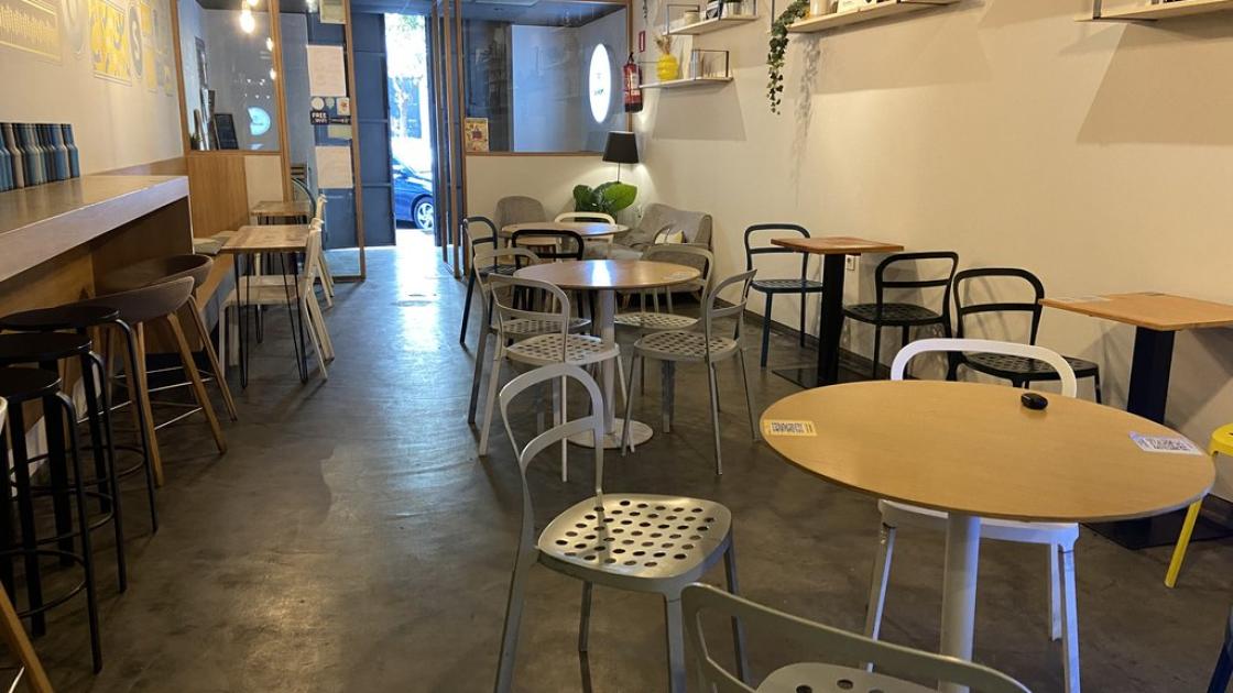 Comedor accesible con espacio suficiente para moverse.