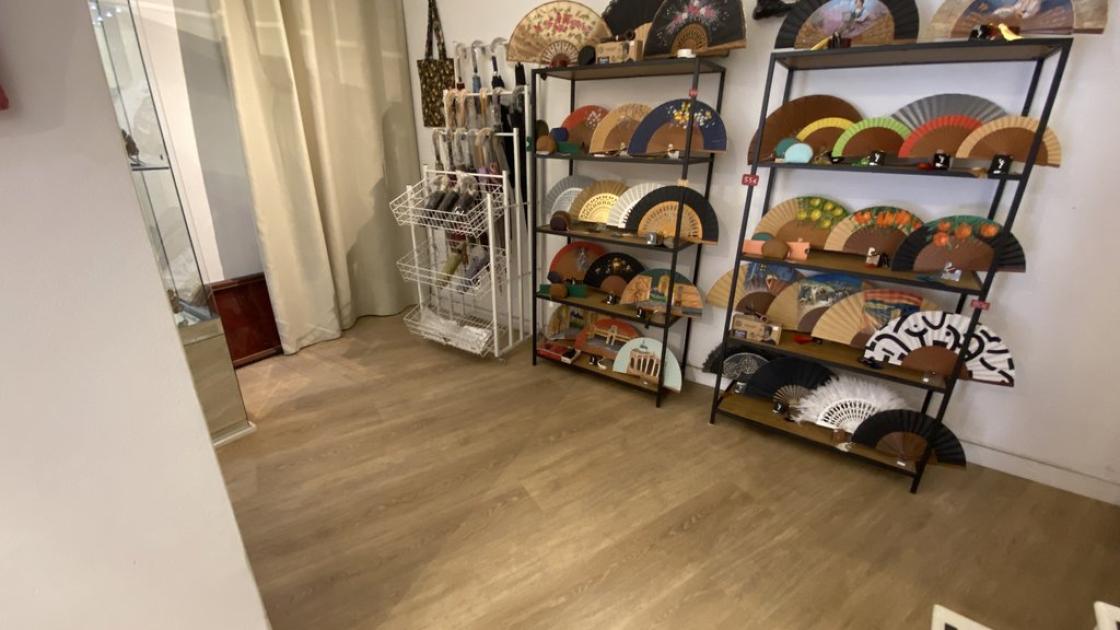 Espai accessible amb prestatgeria de productes a diferents alçades.