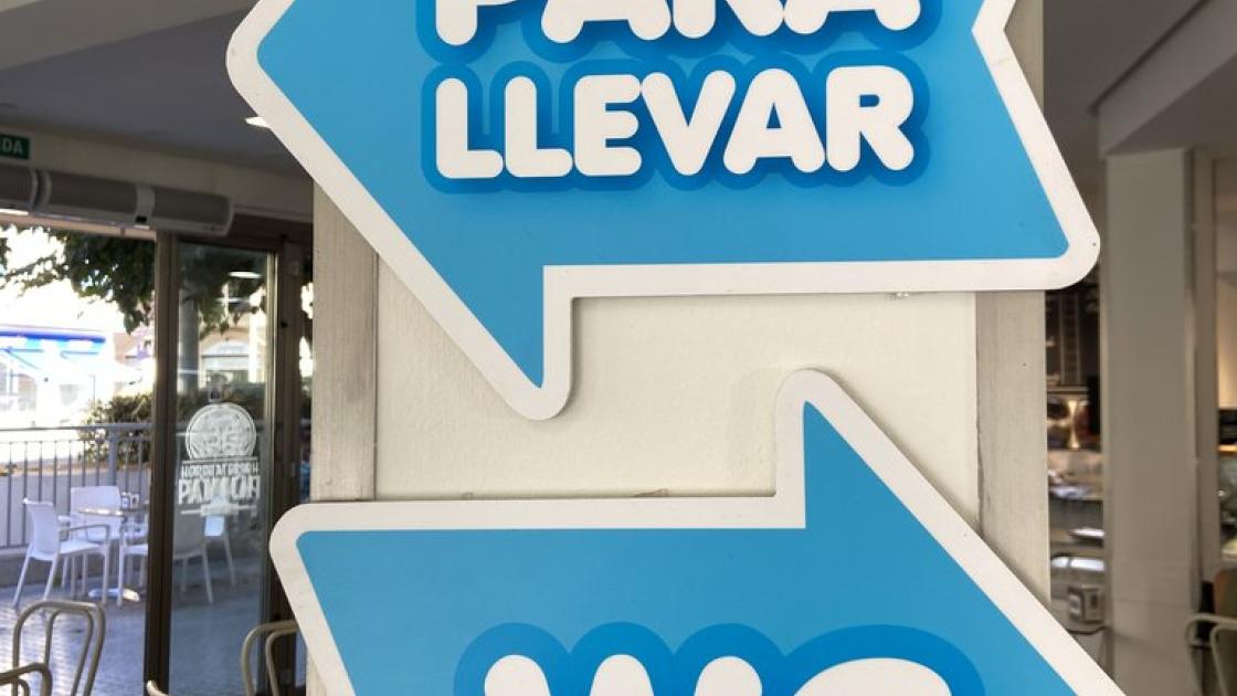 Senyalització direcció diferents serveis.