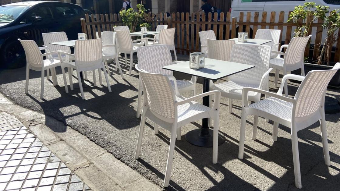 Terrassa exterior accessible, taules accessibles amb alçada adequada.