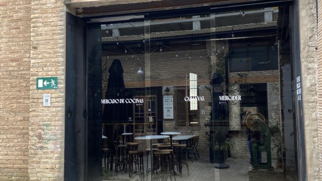 Automatic doors for access to a dining room.