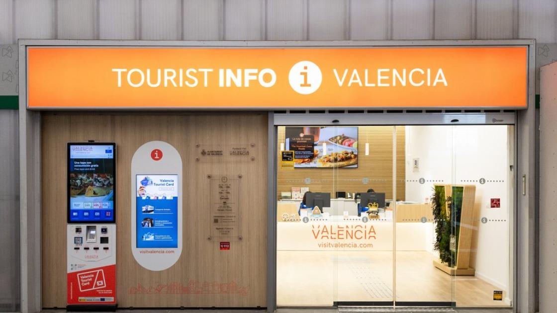 Main access from inside the AVE Joaquín Sorolla train station
