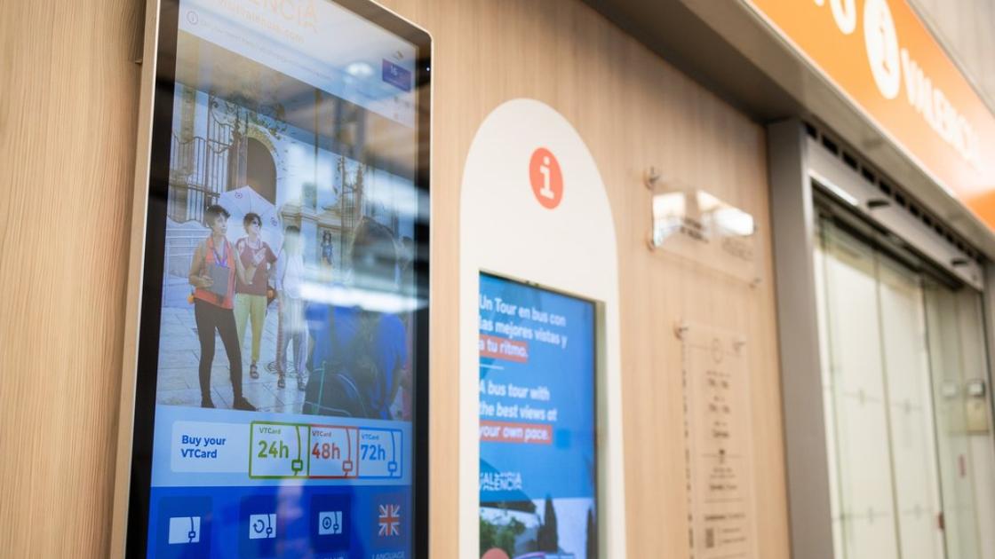 Screen and digital totem for Valencia tourist information outside the office. Available 24 hours.