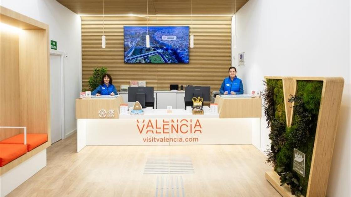 Service area inside the Tourist Office. Spacious and bright area. Availability of waiting space to sit.