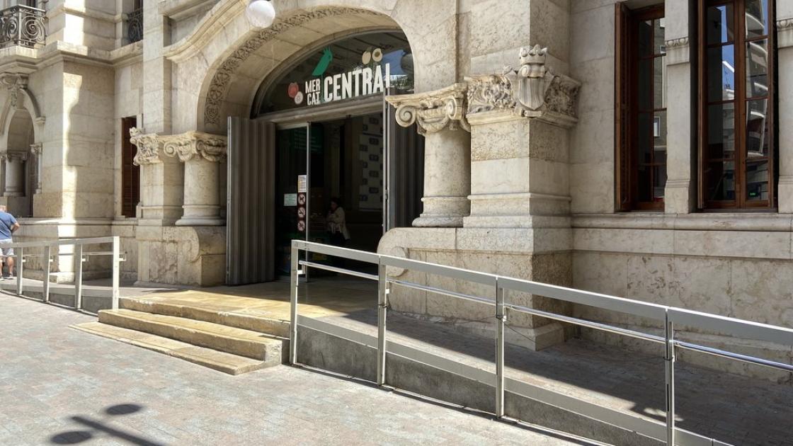 Portes d'accés automàtiques amb rampa i sòl podotàctil.
