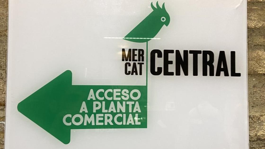 Senyalització direcció accés mercat.