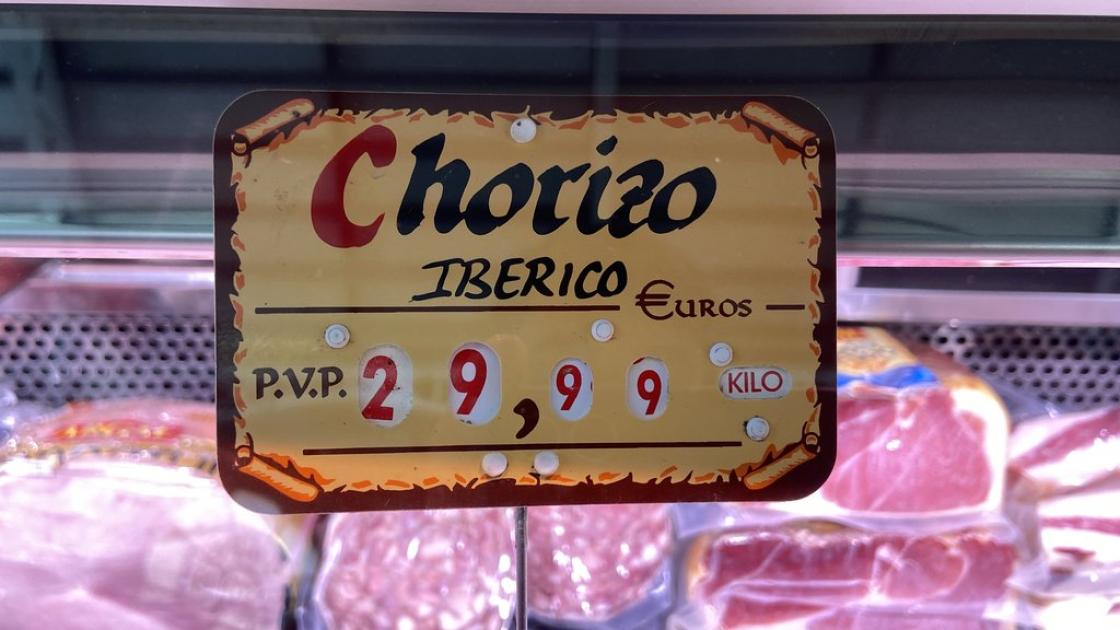 Senyalització de producte i preu amb mida de font correcta.
