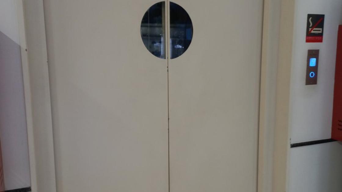 Ascensor amb portes automàtiques
