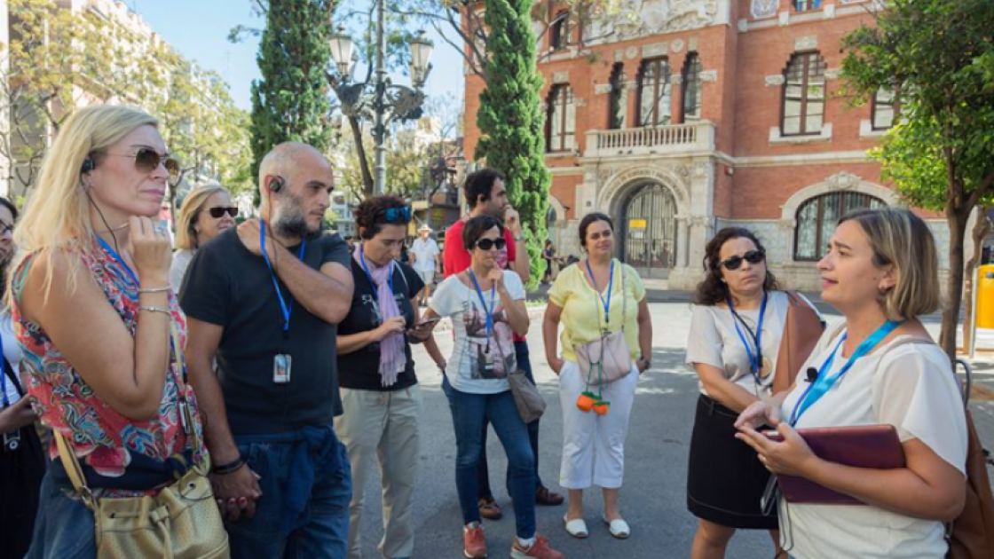 grupo durante visita guiada a pie