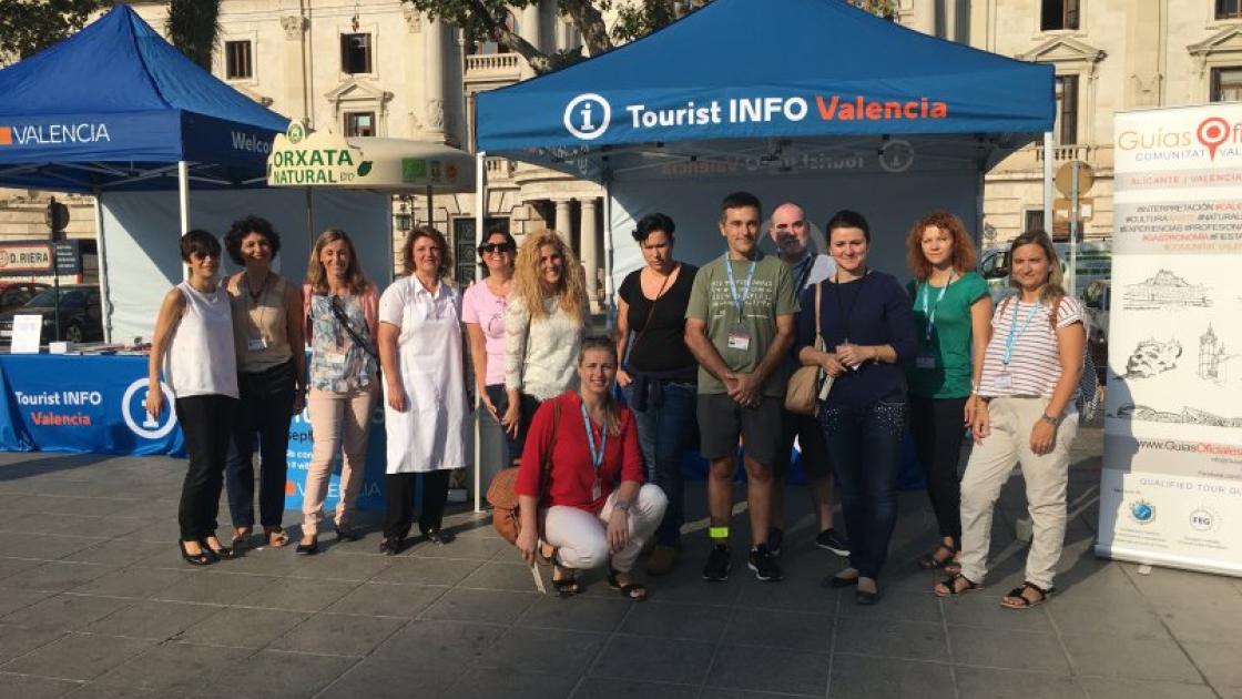 grupo durante visita guiada a pie