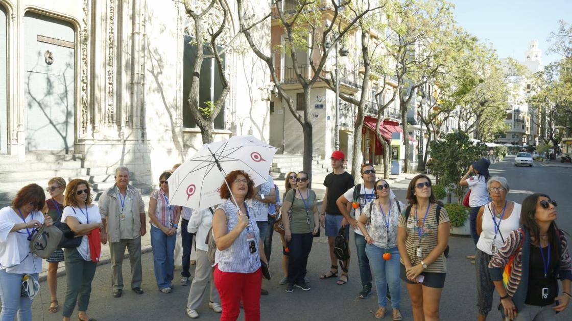 guía de turismo explicando una visita cerca de la lonja